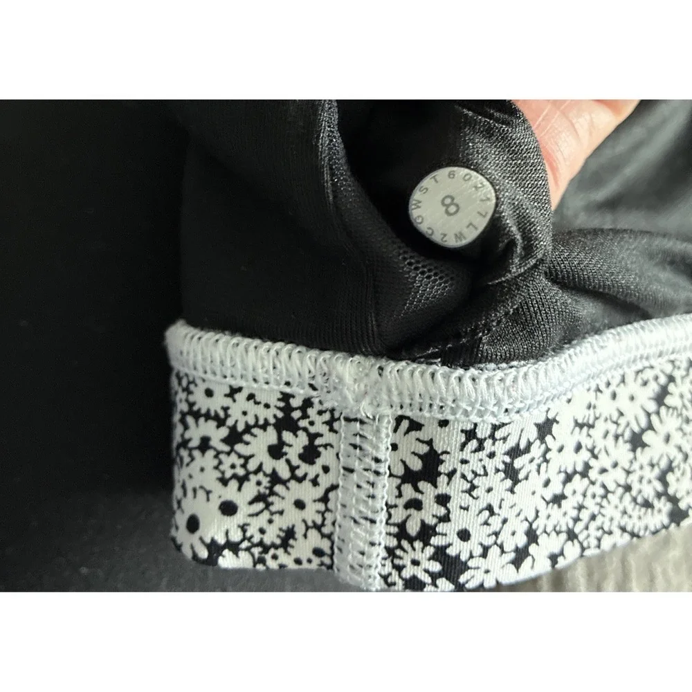 Lululemon Energy Bra Women's Size 8 Black‎ White Ditsy Daisy Cross Back Straps